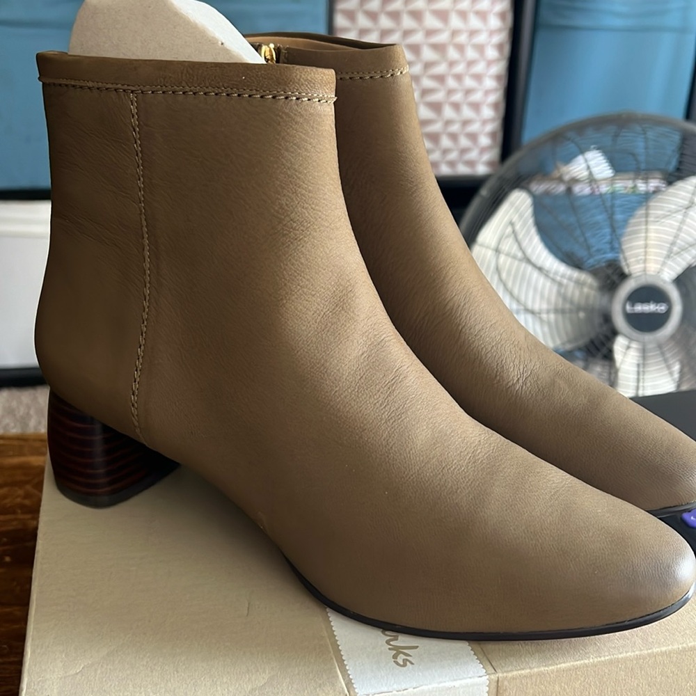 Clarks bootie (Grace Bella) size 9M Khaki green